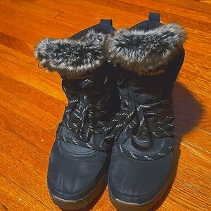 Columbia snow boots .